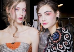 <strong>让脸部与脖颈肤色完美一</strong>