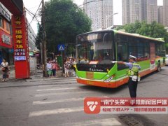 从他裤管里抖出一坨大便