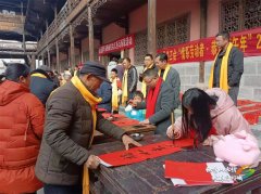 “小时候看伯伯写春联