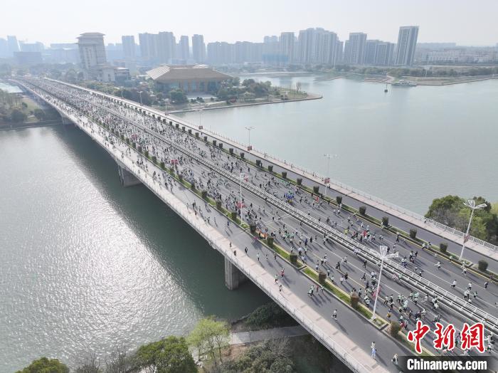 扬州鉴真半程马拉松鸣枪开跑，首次启用人脸核