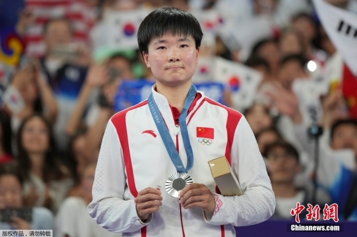 何冰娇巴黎奥运女单摘银 颁奖仪式展现跨国情谊
