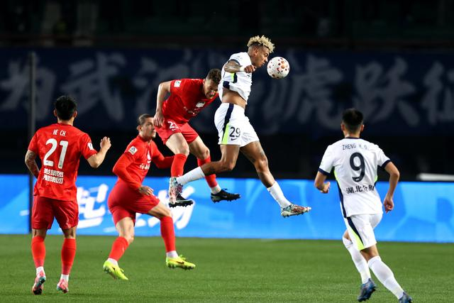 河南队与武汉三镇中超第三轮1-1战平 激烈对决展