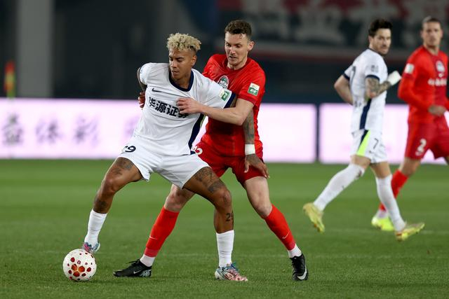 河南队与武汉三镇中超第三轮1-1战平 激烈对决展