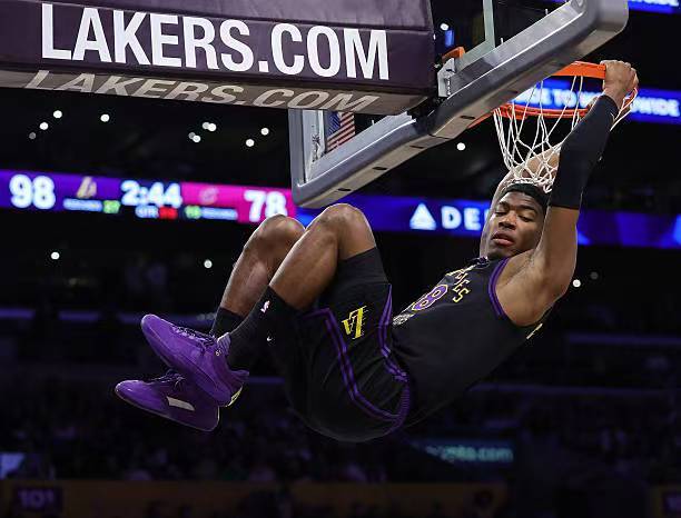 湖人轻取骑士迎四连胜 八村塁高效14分助队登顶