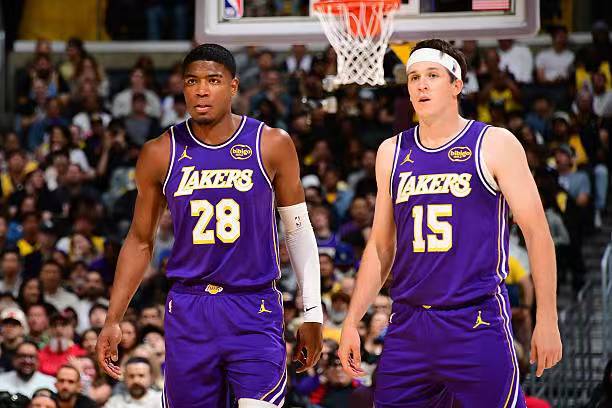 湖人轻取骑士迎四连胜 八村塁高效14分助队登顶