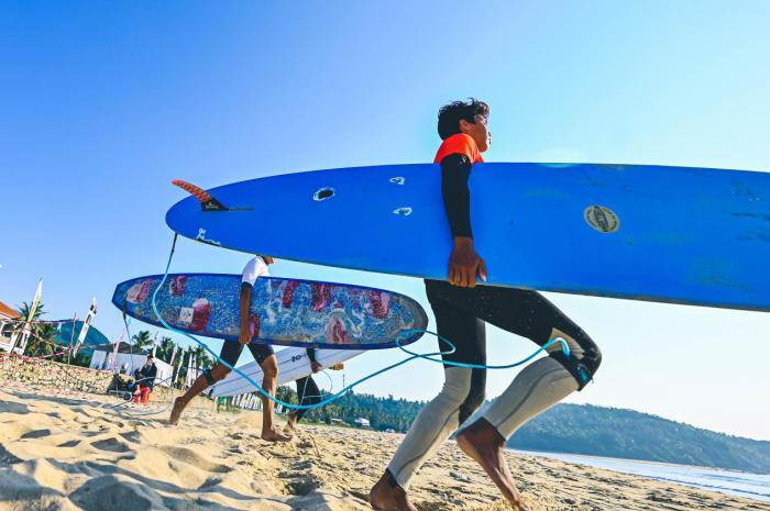 第十二届万宁国际冲浪节开幕 海南体育职业技术