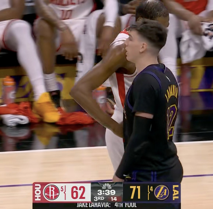 拉拉维亚三犯遭驱逐 球队惨败对手